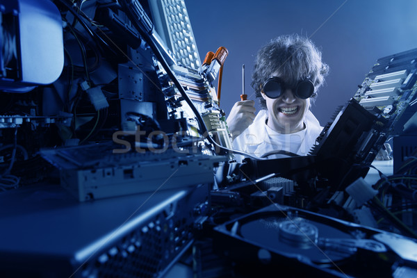 Folle travailleur fou ordinateur technicien réparation [[stock_photo]] © stokkete