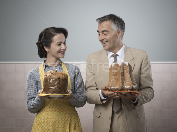 Epocă cuplu prăjituri zâmbitor familie Imagine de stoc © stokkete