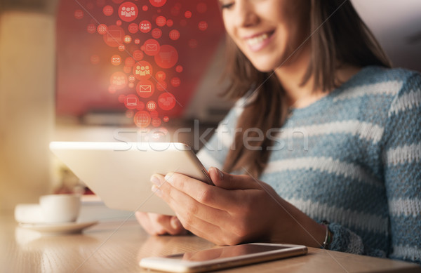 Mujer sonriente escribiendo pantalla táctil tableta sonriendo Foto stock © stokkete
