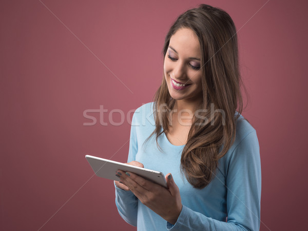 Gülen genç kadın tablet dijital kırmızı kadın Stok fotoğraf © stokkete