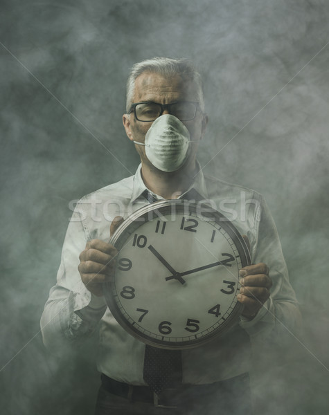 Powietrza zanieczyszczenia biznesmen maska zegar Zdjęcia stock © stokkete