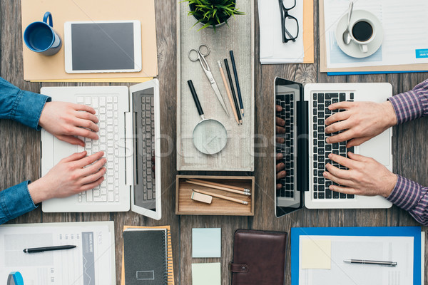 Сток-фото: занят · служащих · деловые · люди · рабочих · служба · используя · ноутбук