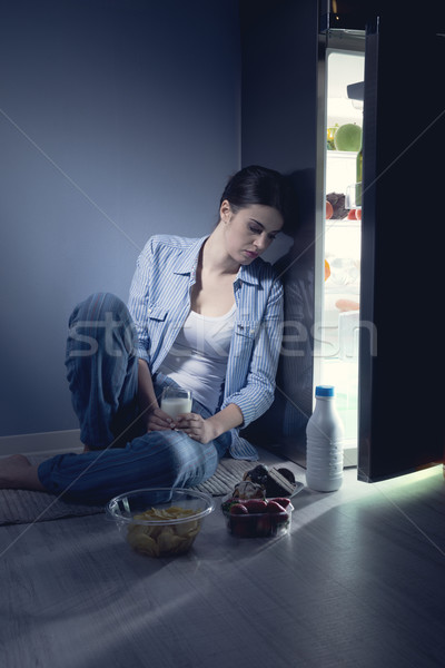 [[stock_photo]]: Sans · sommeil · femme · verre · lait · triste · séance