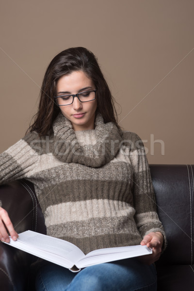 Fiatal nő olvas könyv fiatal nyugodt nő Stock fotó © stokkete