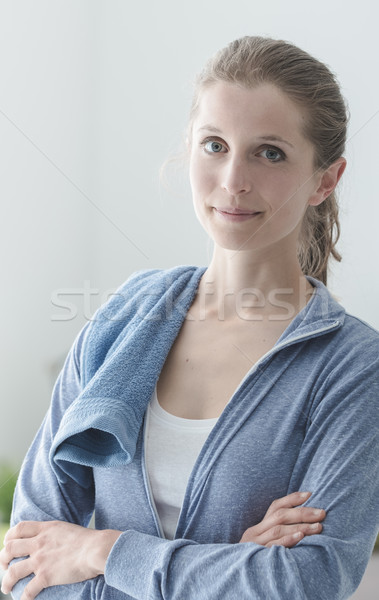 Sportlerin posiert Handtuch lächelnd Kamera Stock foto © stokkete