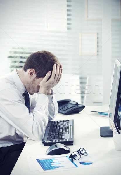 Fora empresário preocupado sessão mesa de escritório Foto stock © stokkete