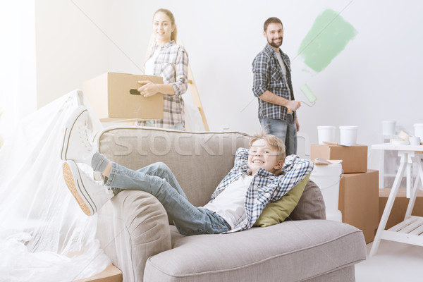 Familia movimiento nuevos apartamento jóvenes Foto stock © stokkete