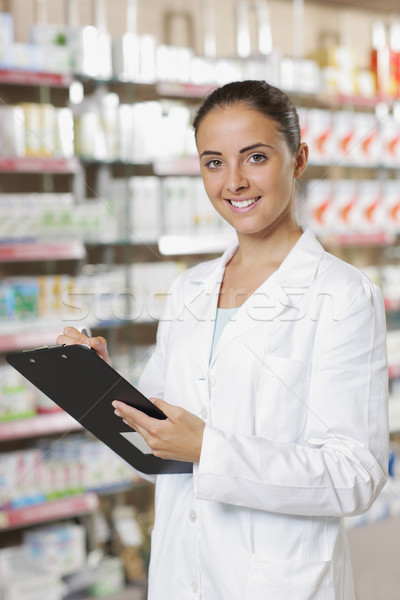 портрет улыбающаяся женщина фармацевт буфер обмена окружающий медицинской Сток-фото © stokkete