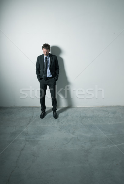 [[stock_photo]]: Pensive · affaires · fatigué · permanent · mains · salle · vide