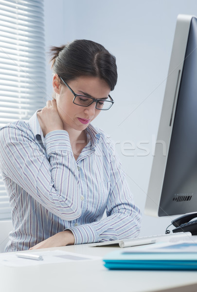 Obosit femeie de afaceri dureri de gat tineri lucrator de birou atingere Imagine de stoc © stokkete