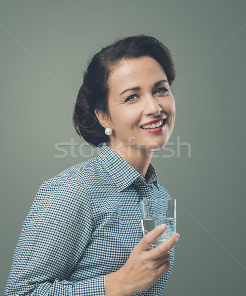 Mujer sonriente agua atractivo 1950 estilo Foto stock © stokkete