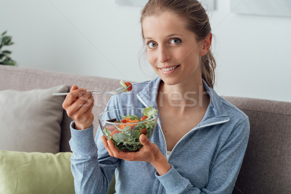 Almuerzo casa jóvenes mujer rubia relajante Foto stock © stokkete