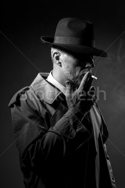 Stok fotoğraf: Adam · sigara · içme · sigara · zarif · eski · moda · karanlık