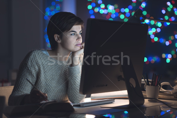 Femeie lucru tarziu noapte studiu Imagine de stoc © stokkete