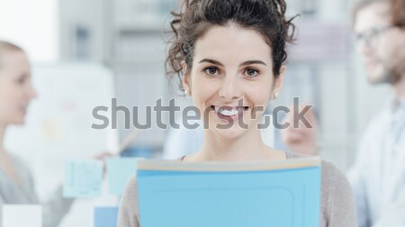 Jeunes employé de bureau souriant posant Homme caméra [[stock_photo]] © stokkete