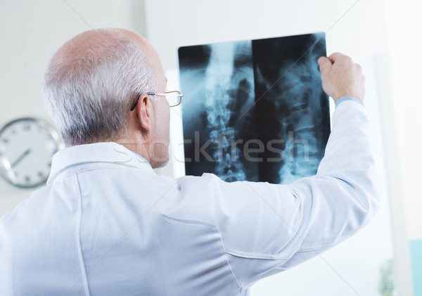 Radiológus munka férfi idős orvos néz Stock fotó © stokkete