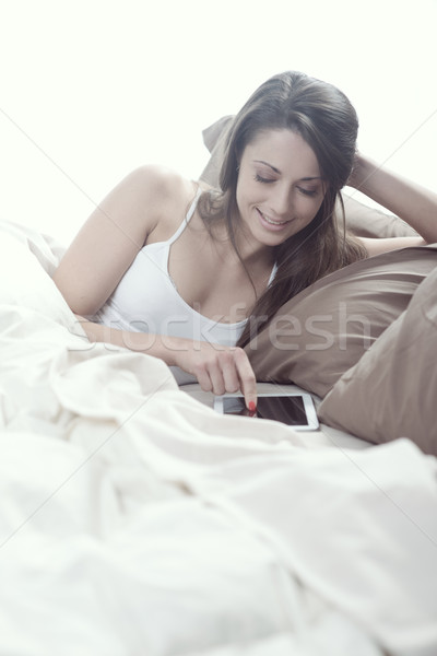 Mulher digital comprimido cama manhã Foto stock © stokkete