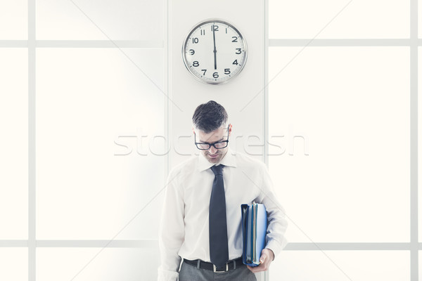 Om de afaceri în picioare ceas birou timp Imagine de stoc © stokkete