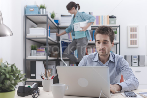 Twee mensen werken kantoor man laptop voorgrond Stockfoto © stokkete
