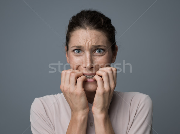 Foto stock: Assustado · mulher · jovem · olhando · câmera · sentimento