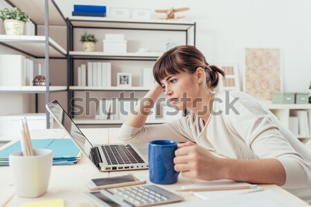 Nő munka fiatal fáradt irodai asztal alszik Stock fotó © stokkete
