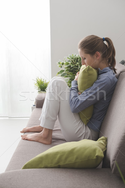 Singuratic femeie deprimat acasă şedinţei canapea Imagine de stoc © stokkete