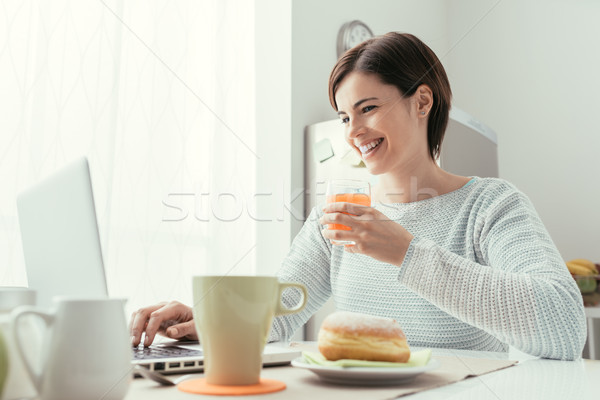 Vrouw ontbijt jonge glimlachende vrouw keuken Stockfoto © stokkete