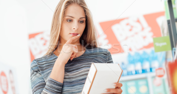 [[stock_photo]]: Femme · lecture · alimentaire · étiquettes · jeune · femme · épicerie