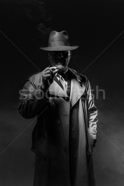 Homem fumador escuro filme em pé Foto stock © stokkete