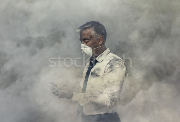 üzletember telefonbeszélgetés mérgező szmog vállalati üzlet Stock fotó © stokkete