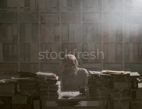 Starszy pracownik biurowy pulpit formalności plików Zdjęcia stock © stokkete