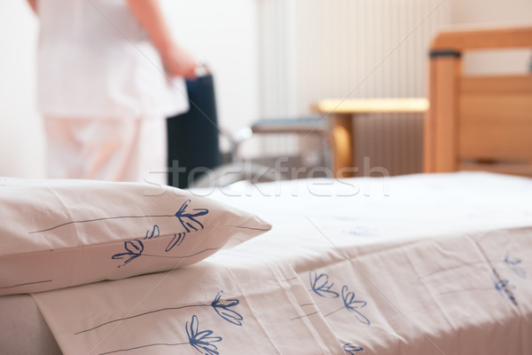 Pflegeheim Bett Krankenschwester Rollstuhl helfen Schlafzimmer Stock foto © stokkete