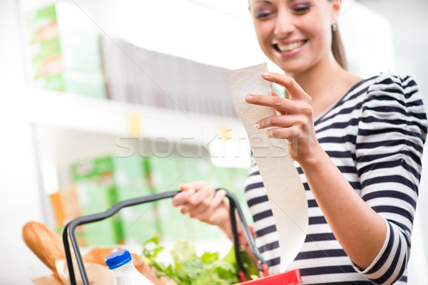 Olcsó élelmiszerbolt árak mosolyog fiatal nő tart Stock fotó © stokkete