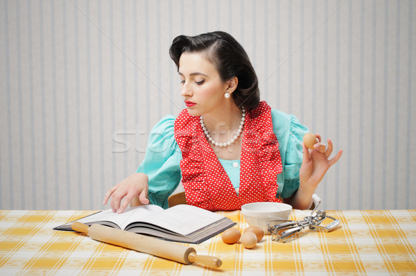 Dziewczyna książka kucharska młoda kobieta patrząc przepis ciasto Zdjęcia stock © stokkete