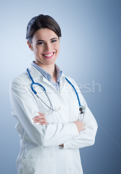 Kobiet młodych lekarza lab coat stetoskop stwarzające Zdjęcia stock © stokkete