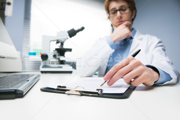 Onderzoeker schrijven merkt jonge bureau chemische Stockfoto © stokkete