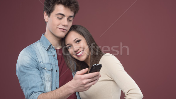 Stockfoto: Jonge · teen · paar · smartphone · samen