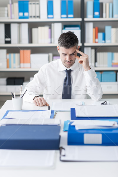 Geschäftsmann Arbeit arbeiten Lesung Papierkram Stock foto © stokkete