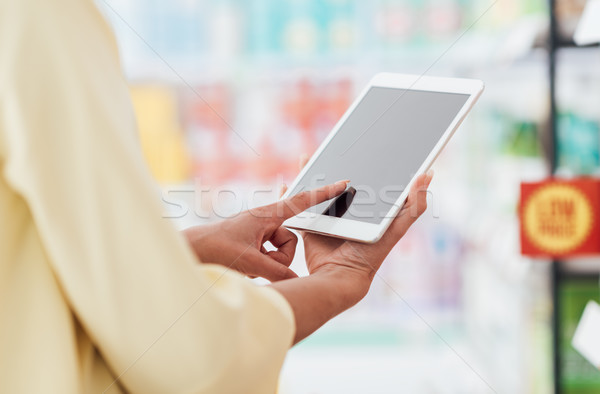Frau Tablet Supermarkt Warenkorb digitalen Stock foto © stokkete