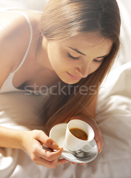 Stockfoto: Warme · drank · bed · mooie · jonge · vrouw · drinken · koffie