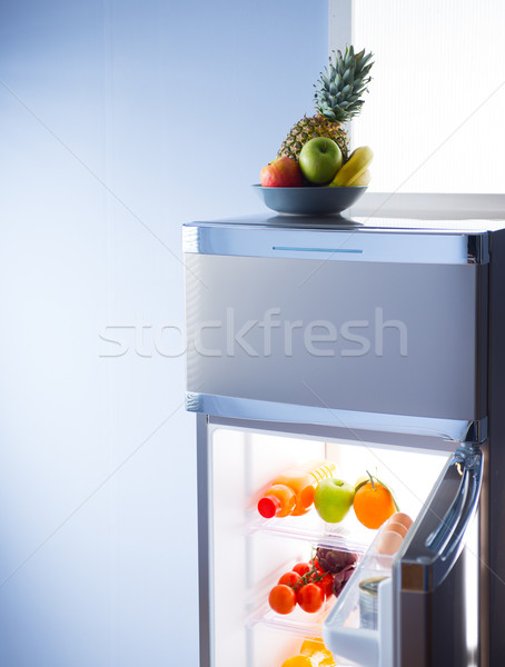 Abrir geladeira alimentação saudável prateleiras casa Foto stock © stokkete