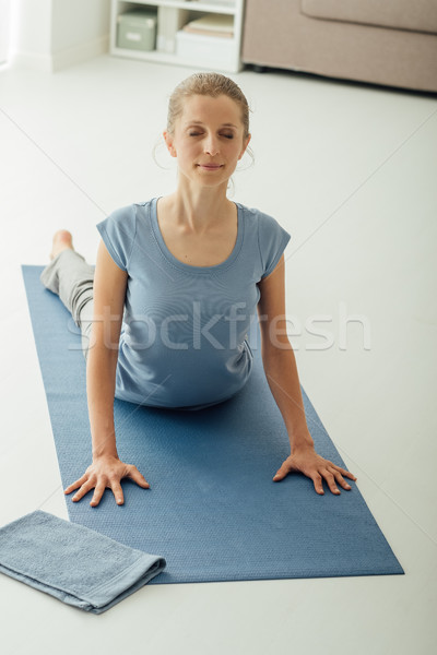 Kobieta jogi medytacji domu Zdjęcia stock © stokkete