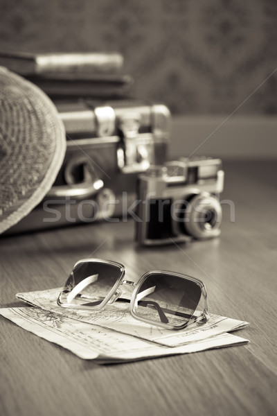 Viaggiatore mappe vintage valigia occhiali da sole Foto d'archivio © stokkete