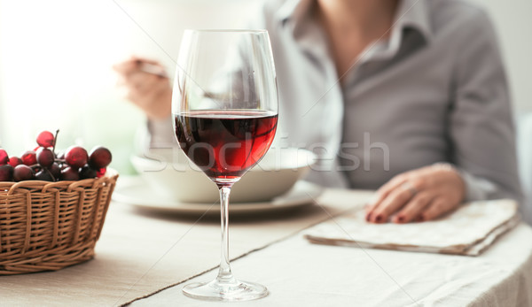 şarap tadımı restoran kadın öğle yemeği Stok fotoğraf © stokkete