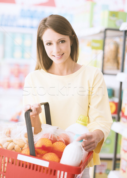 Foto stock: Mulher · supermercado · sorridente · mulher · jovem · compras