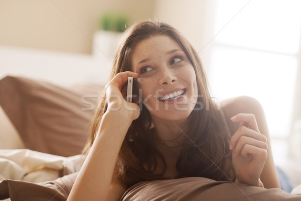 Foto stock: Feliz · mulher · jovem · falante · telefone · casa