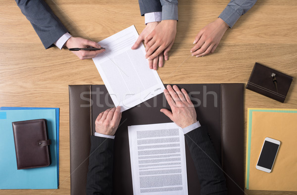 情侶 簽字 婚姻 文件 坐在 辦公桌 商業照片 © stokkete