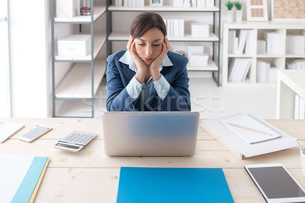 Foto stock: Aburrido · mujer · de · negocios · oficina · manos · barbilla · cansado