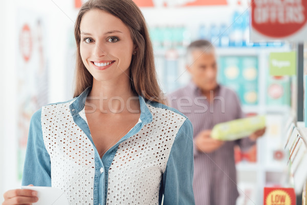 Stockfoto: Vrouw · kruidenier · winkelen · supermarkt · lijst · glimlachend