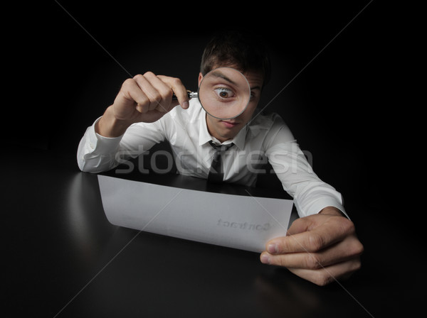 Contract jonge zakenman naar vergrootglas business Stockfoto © stokkete